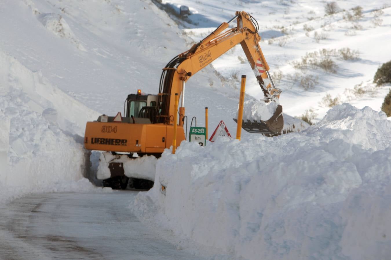 Las máqinas trabajan para intentar liberar los caminos y carreteras