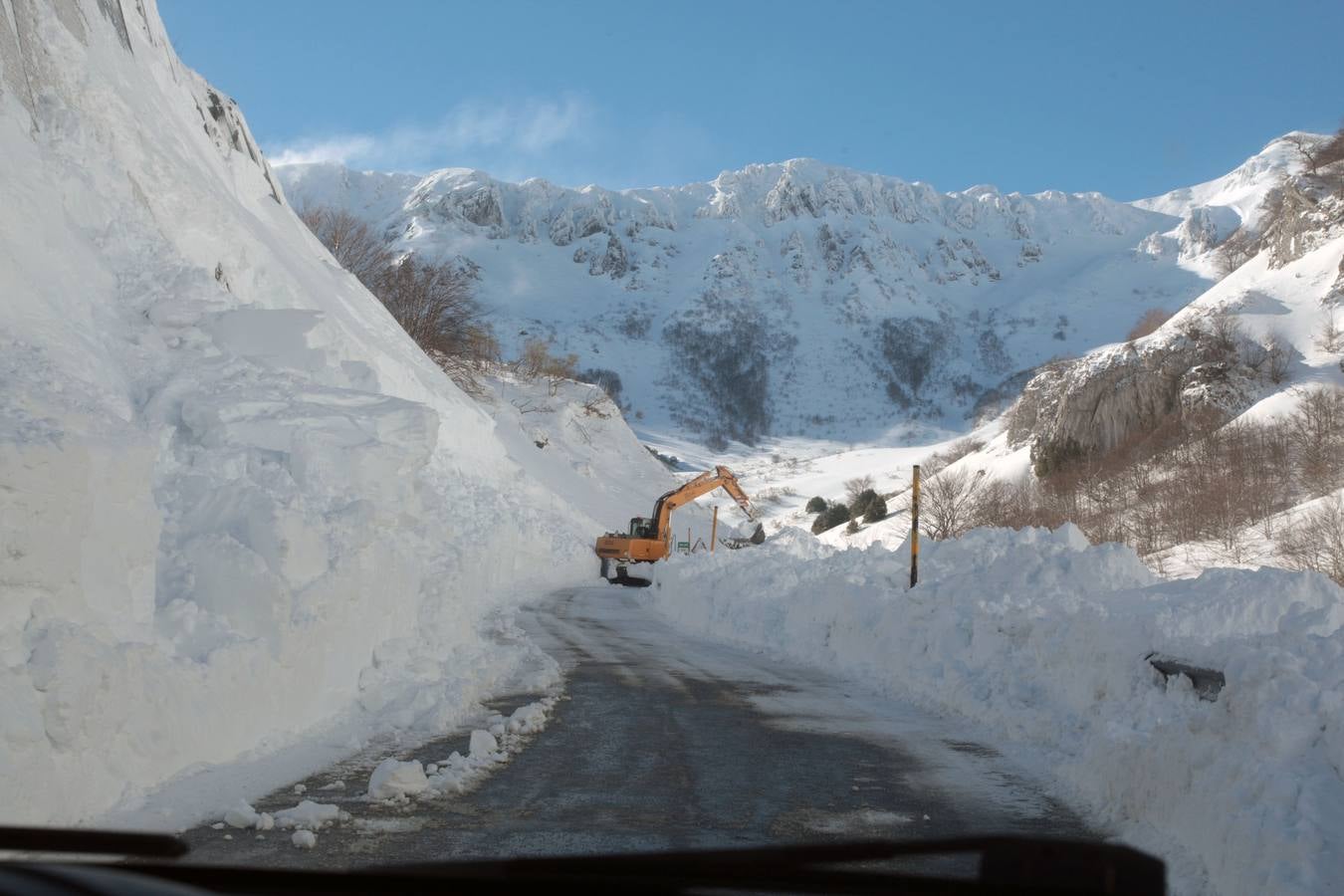 Las máqinas trabajan para intentar liberar los caminos y carreteras