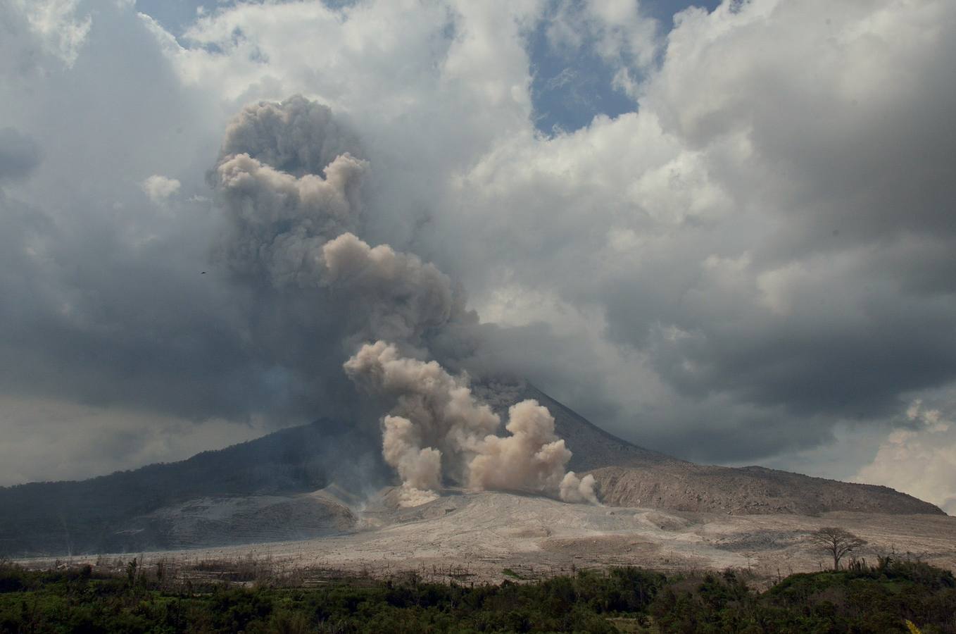 La furia del volcán del Monte Sinabung