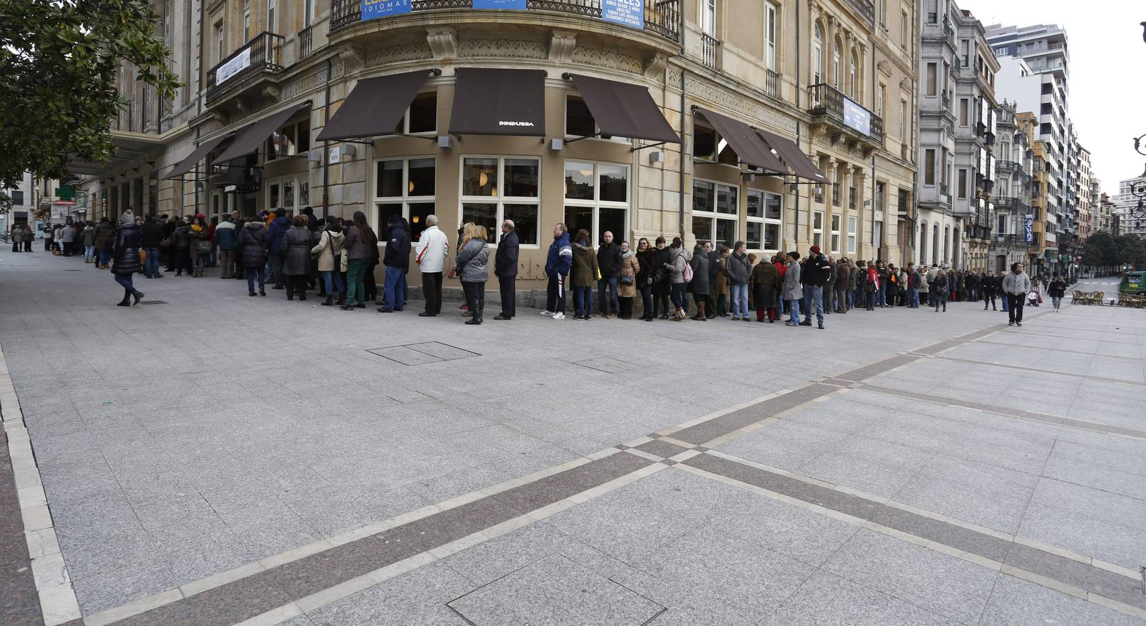 Largas colas para el concurso de charangas del Antroxu