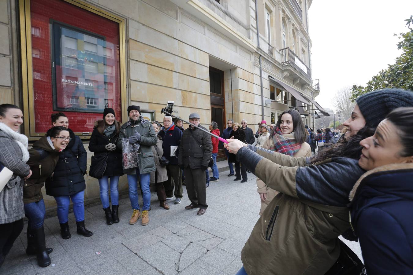 Largas colas para el concurso de charangas del Antroxu