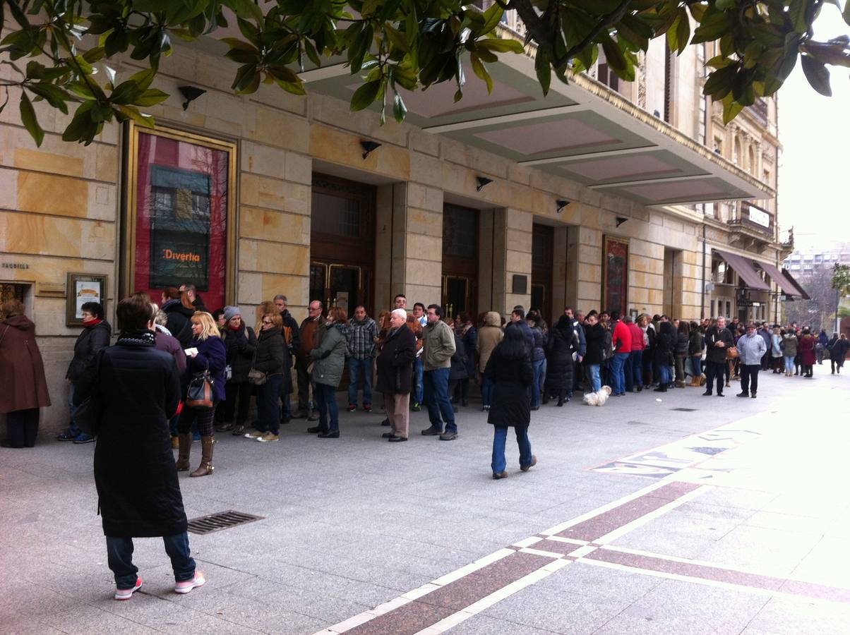 Largas colas para el concurso de charangas del Antroxu