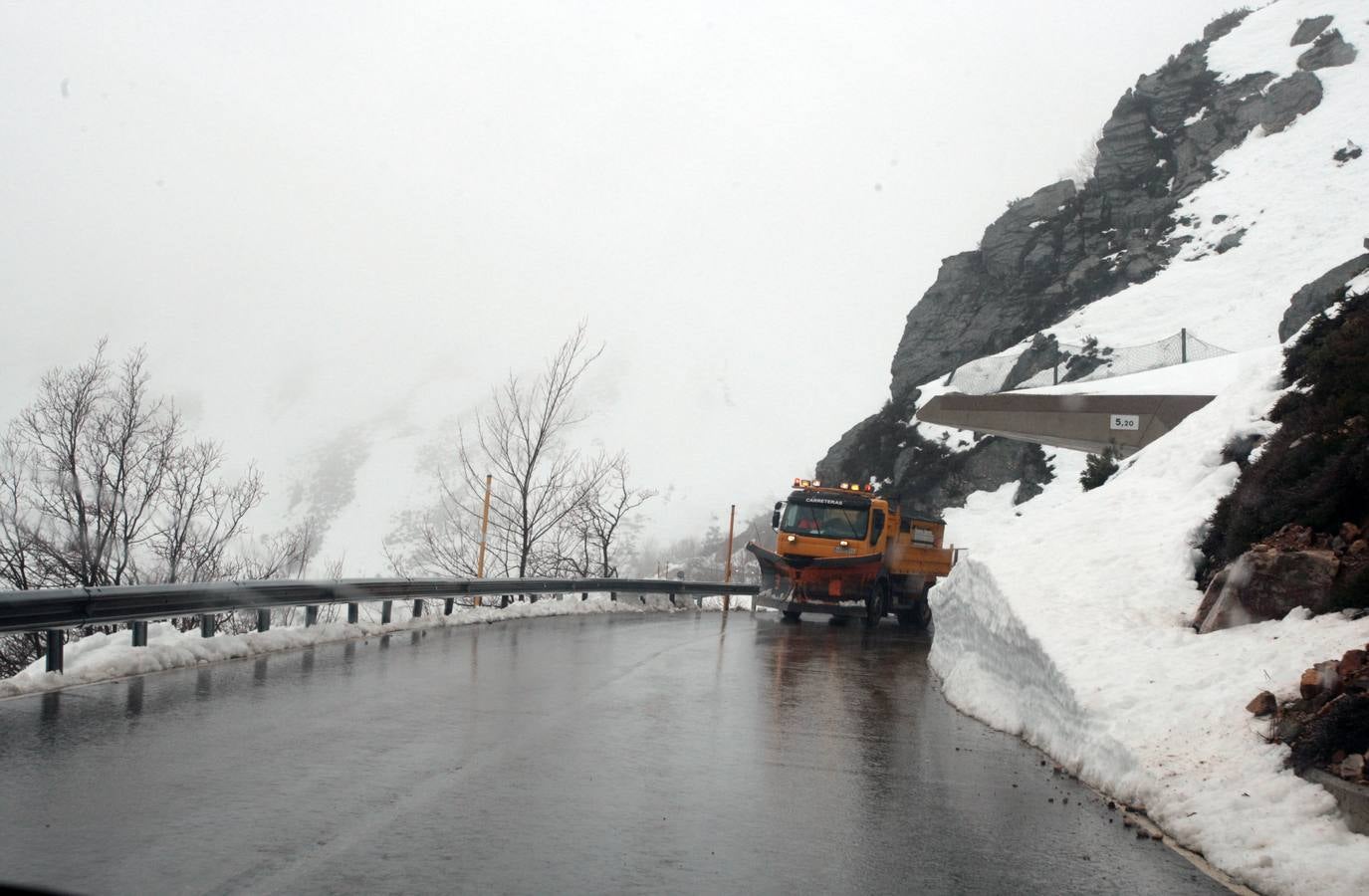 Los aludes complican las comunicaciones en la alta montaña asturiana