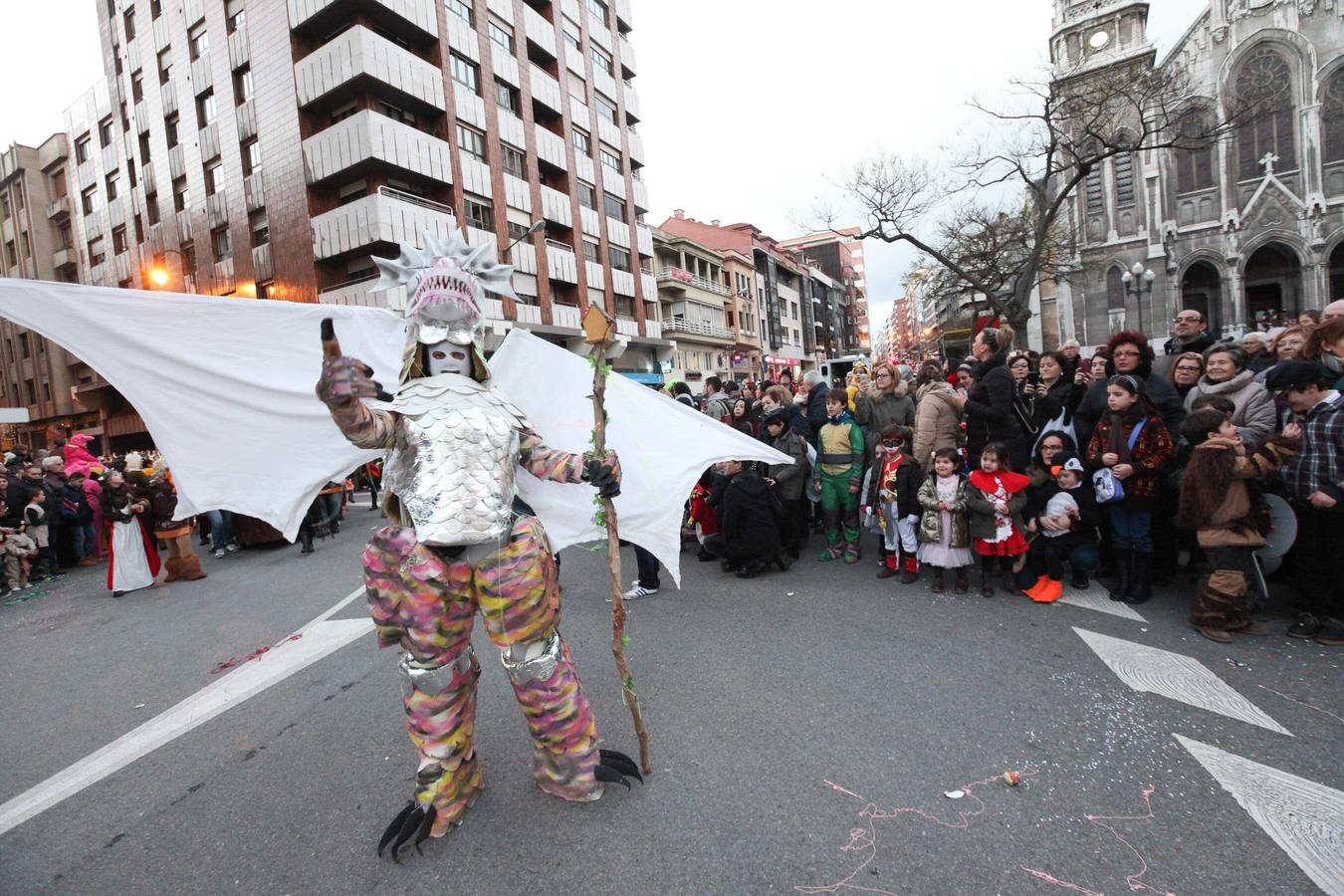 Avilés se vuelca con su desfile de Antroxu