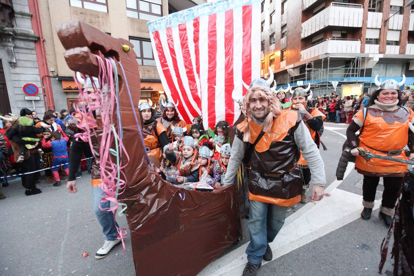 Avilés se vuelca con su desfile de Antroxu