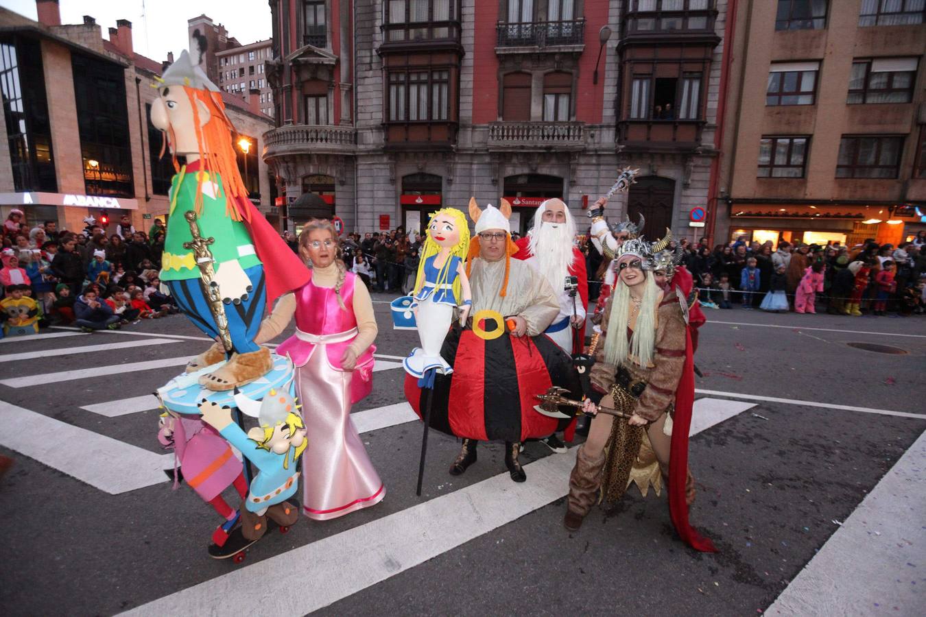 Avilés se vuelca con su desfile de Antroxu