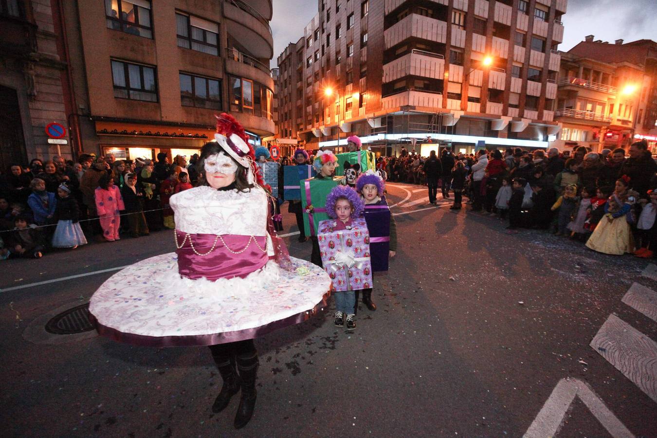 Avilés se vuelca con su desfile de Antroxu