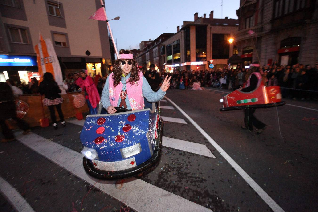 Avilés se vuelca con su desfile de Antroxu