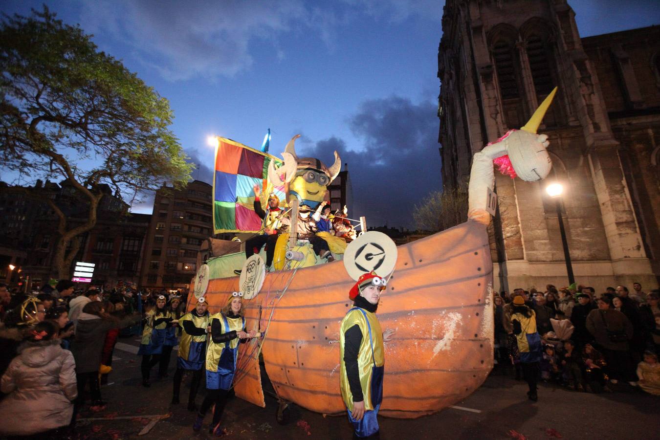 Avilés se vuelca con su desfile de Antroxu