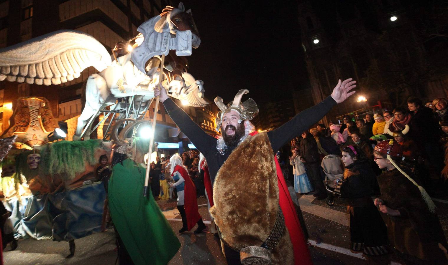 Avilés se vuelca con su desfile de Antroxu