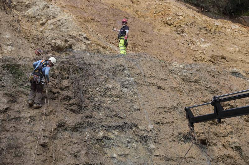 Una malla de contención para la ladera de Parres donde se produjo el argayo