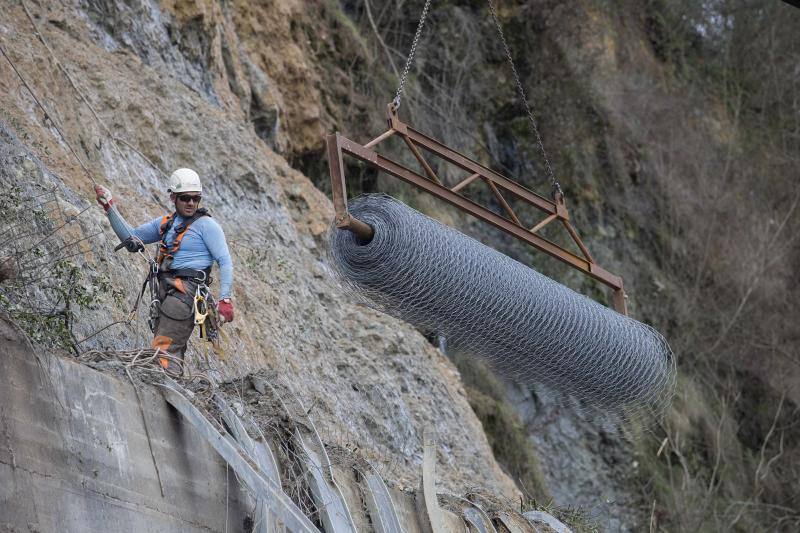 Una malla de contención para la ladera de Parres donde se produjo el argayo