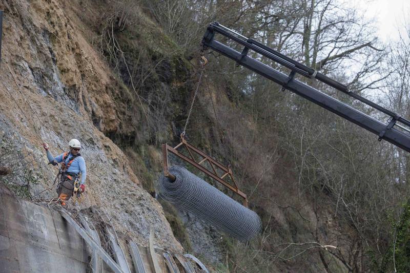 Una malla de contención para la ladera de Parres donde se produjo el argayo