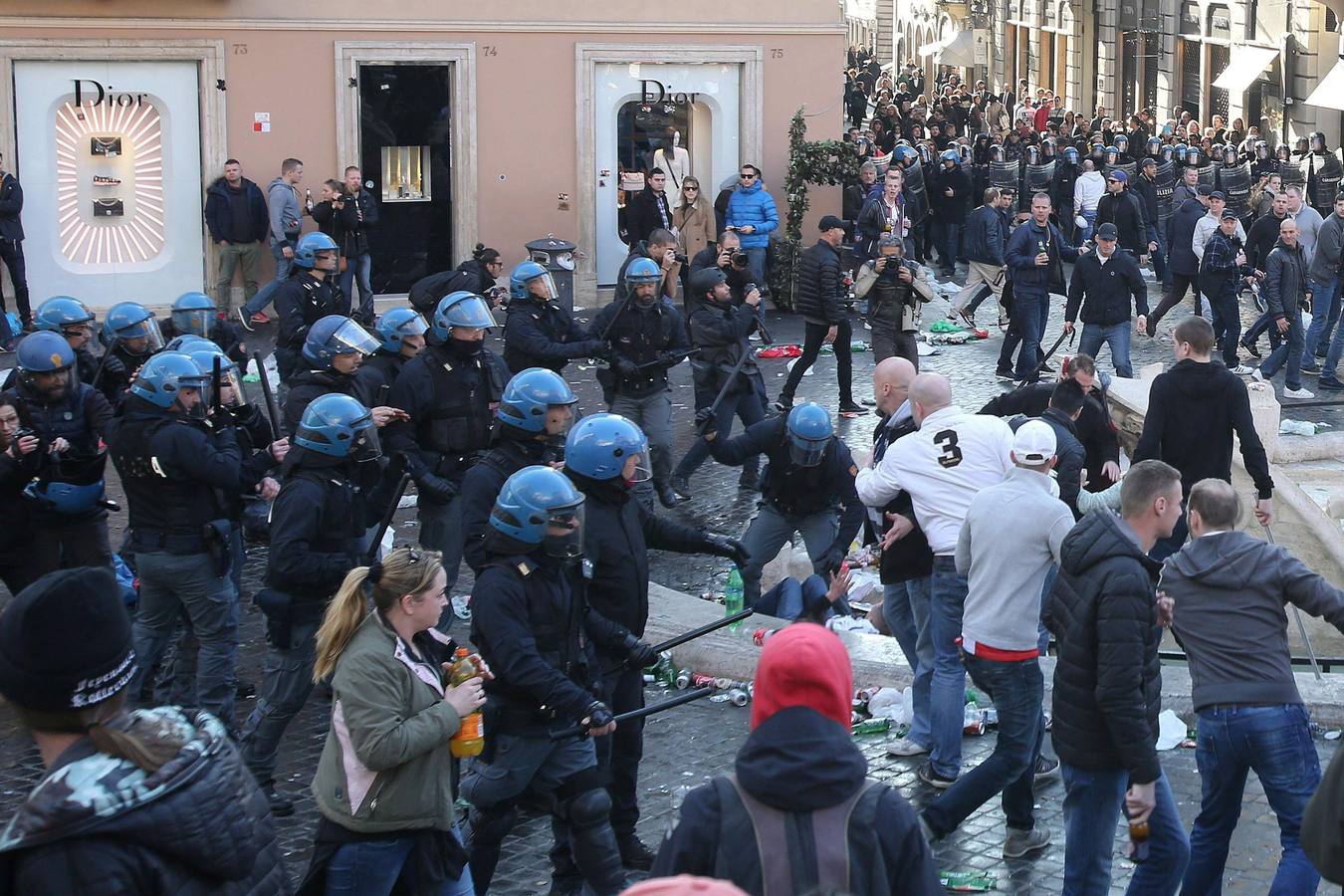 Hinchas del Feyenoord provocan graves disturbios en Roma