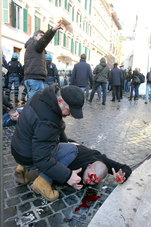 Hinchas del Feyenoord provocan graves disturbios en Roma