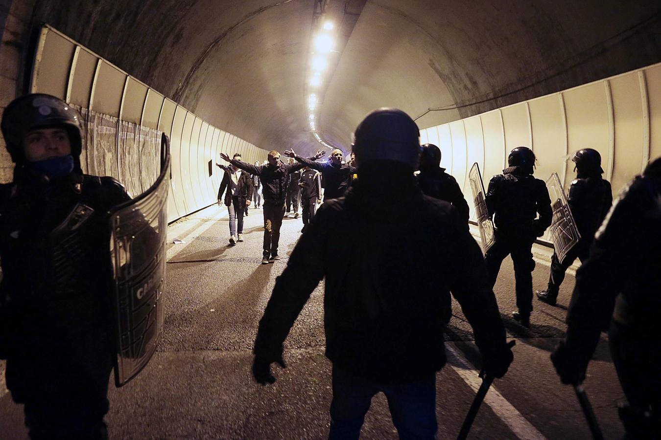 Hinchas del Feyenoord provocan graves disturbios en Roma