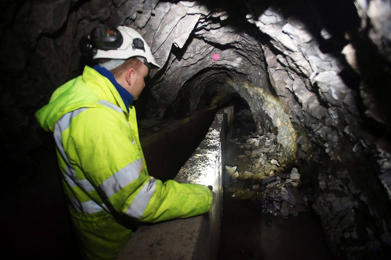 El alcalde de Oviedo visita las obras del canal de agua del Aramo