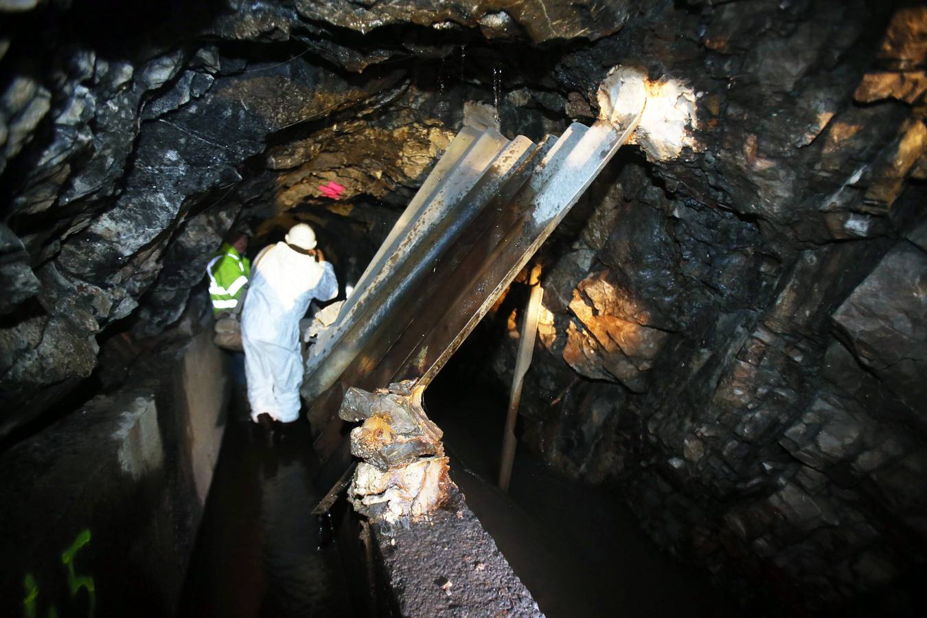 El alcalde de Oviedo visita las obras del canal de agua del Aramo