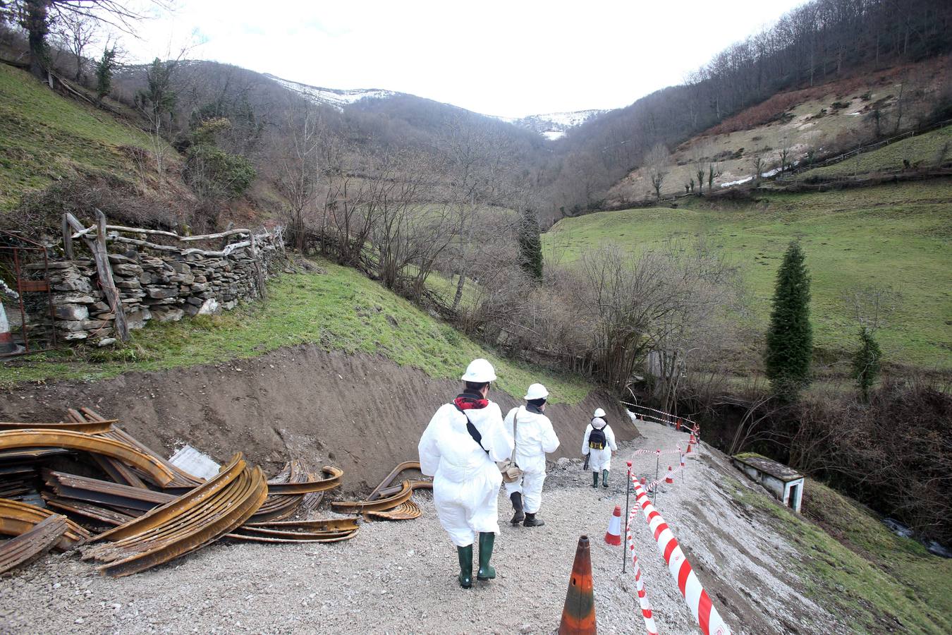 El alcalde de Oviedo visita las obras del canal de agua del Aramo