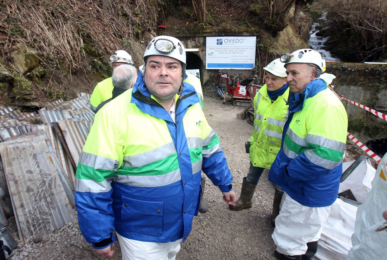 El alcalde de Oviedo visita las obras del canal de agua del Aramo