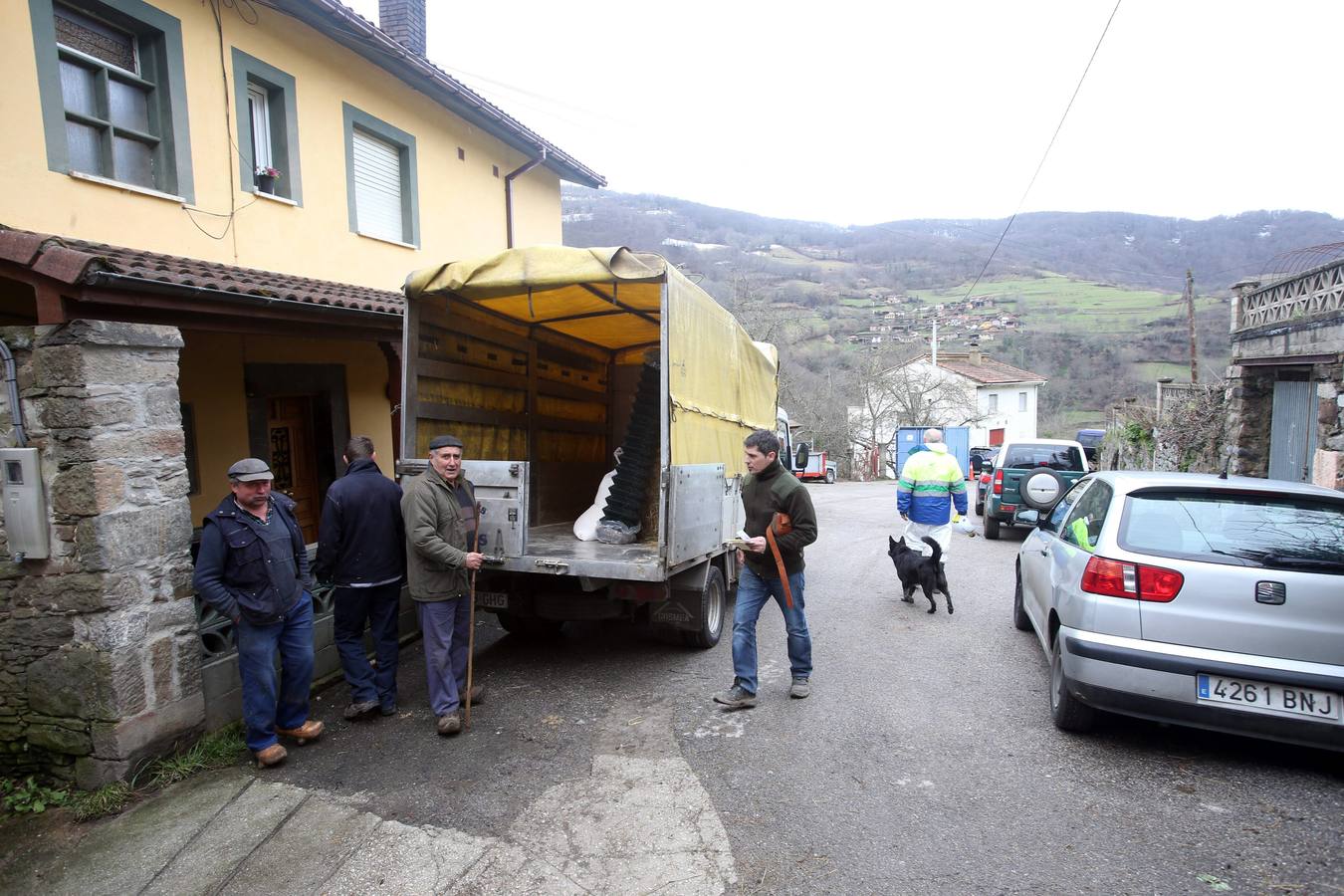 El alcalde de Oviedo visita las obras del canal de agua del Aramo