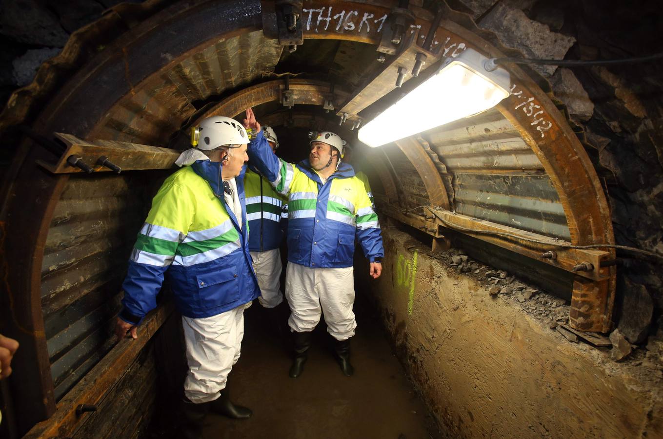 El alcalde de Oviedo visita las obras del canal de agua del Aramo