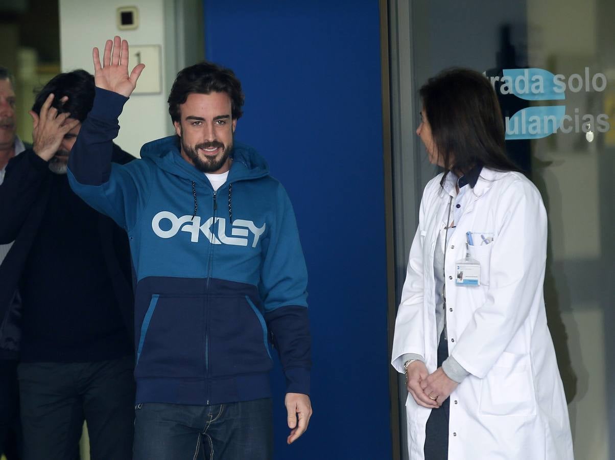 Lara Álvarez acompaña a Fernando Alonso tras salir del hospital