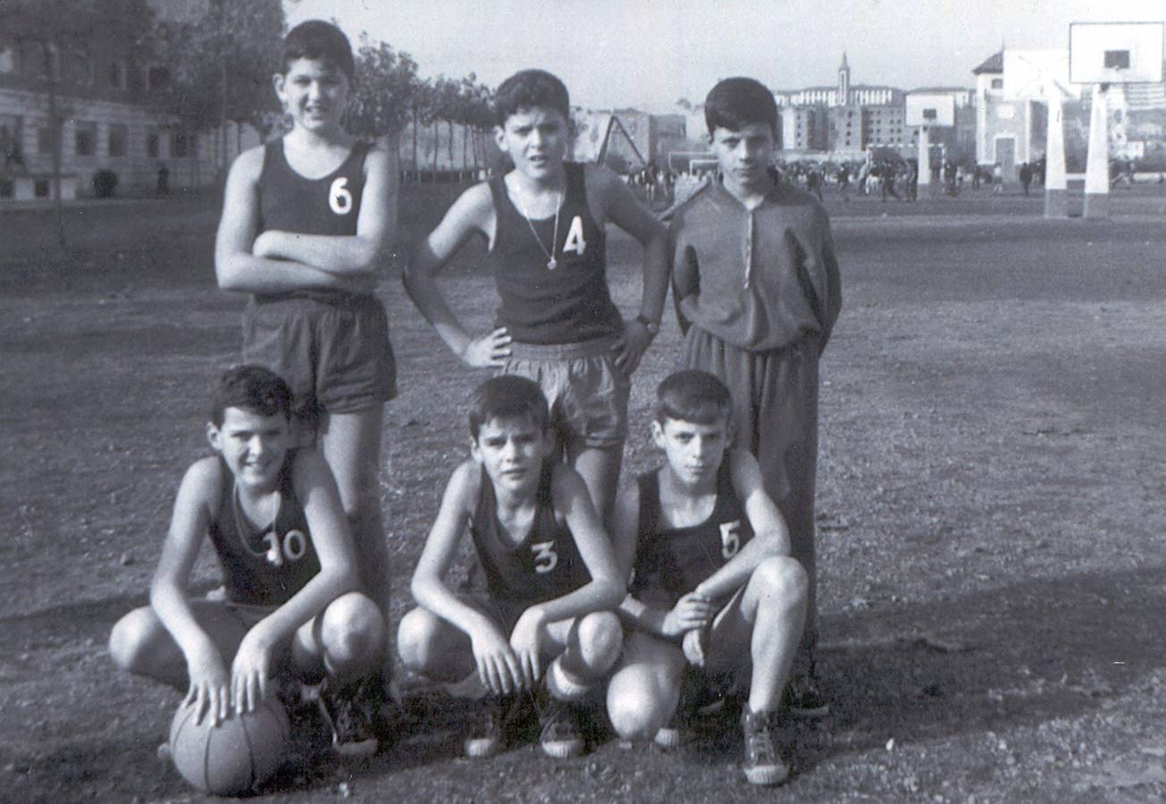 Mariano Rajoy estudió en los jesuitas. Sus profesores aseguran que tenía "un memorión". Eso sí, el dibujo se le daba fatal. En la imagen, con el equipo de baloncesto del que formaba parte en 1966.