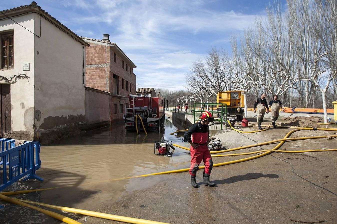 Efectivos de la Unidad Militar de Emergencias (UME) durante las labores de limpieza de las zonas anegadas por la crecida del río Ebro.