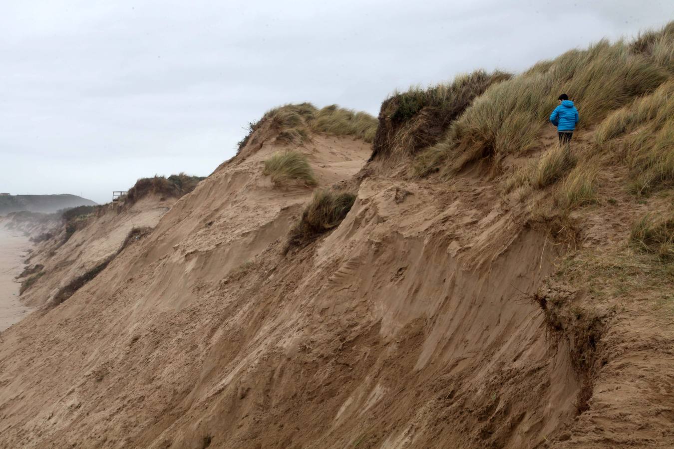 Las dunas de la playa de San Juan, en Castrillón, se convierten en acantilados