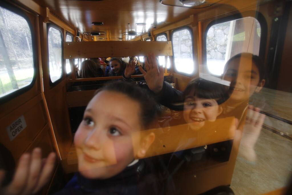 Doscientos niños visitan el Ecomuseo de Samuño