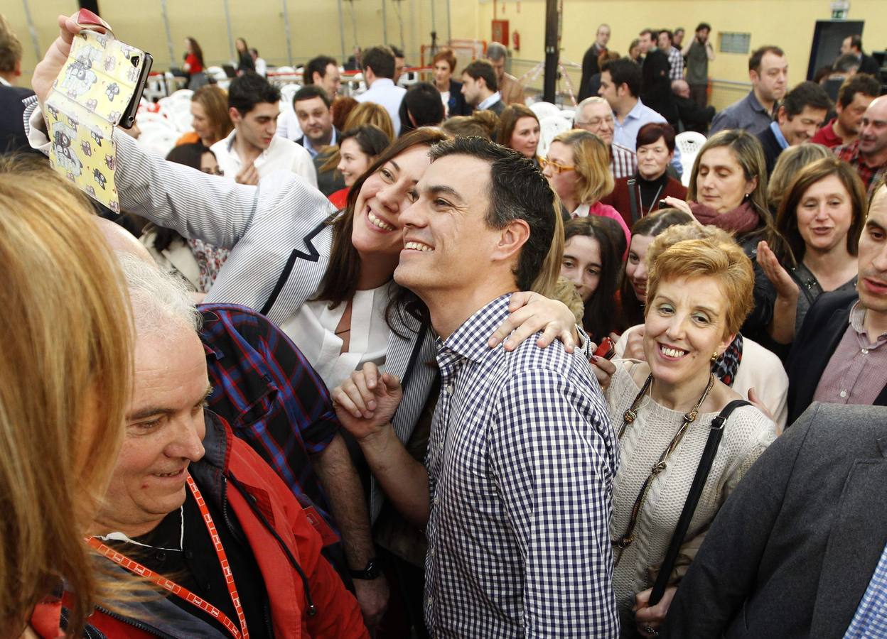 Pedro Sánchez acompaña a Javier Fernández en un multitudinario mitin en La Felguera