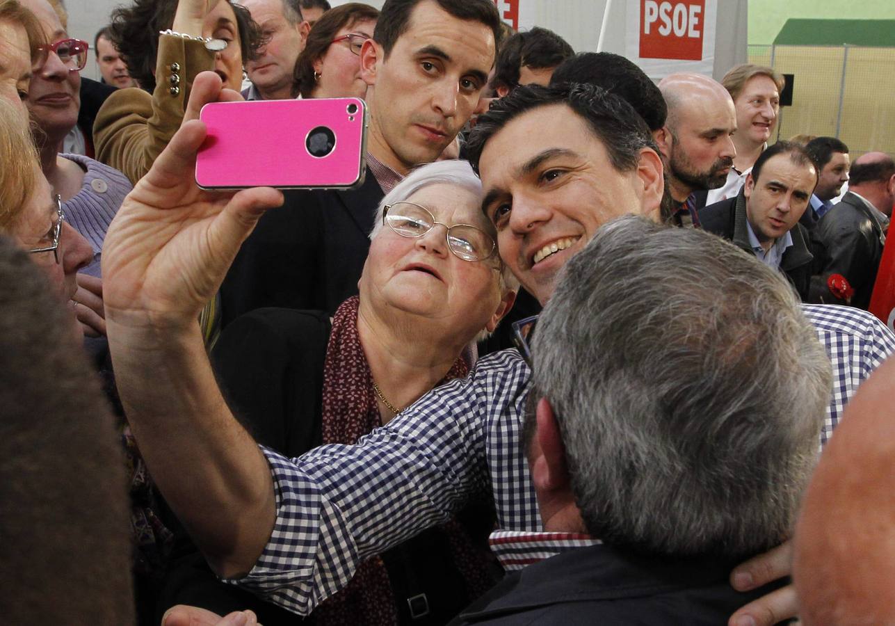 Pedro Sánchez acompaña a Javier Fernández en un multitudinario mitin en La Felguera