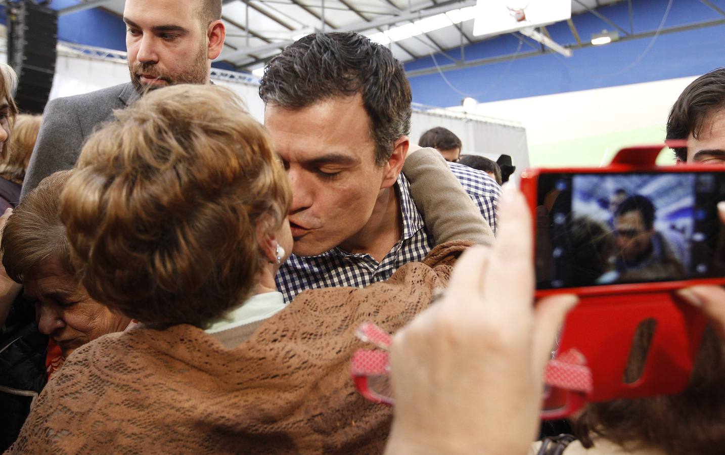 Pedro Sánchez acompaña a Javier Fernández en un multitudinario mitin en La Felguera