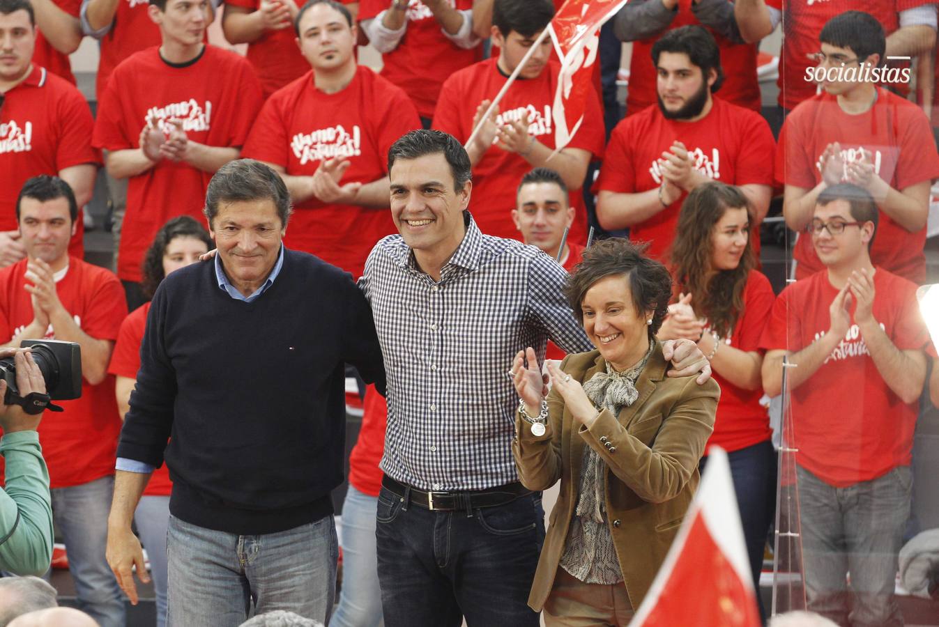 Pedro Sánchez acompaña a Javier Fernández en un multitudinario mitin en La Felguera