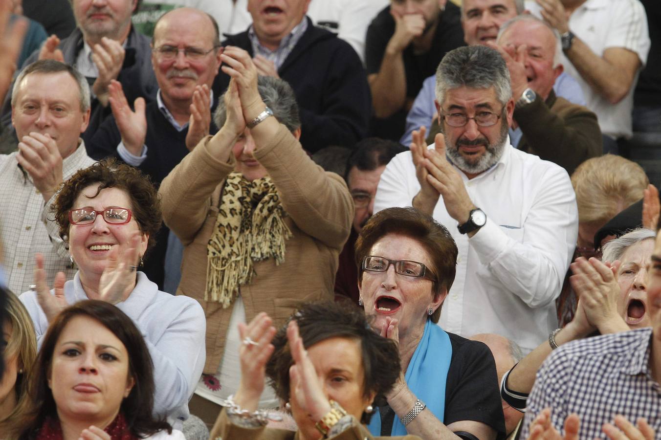 Pedro Sánchez acompaña a Javier Fernández en un multitudinario mitin en La Felguera