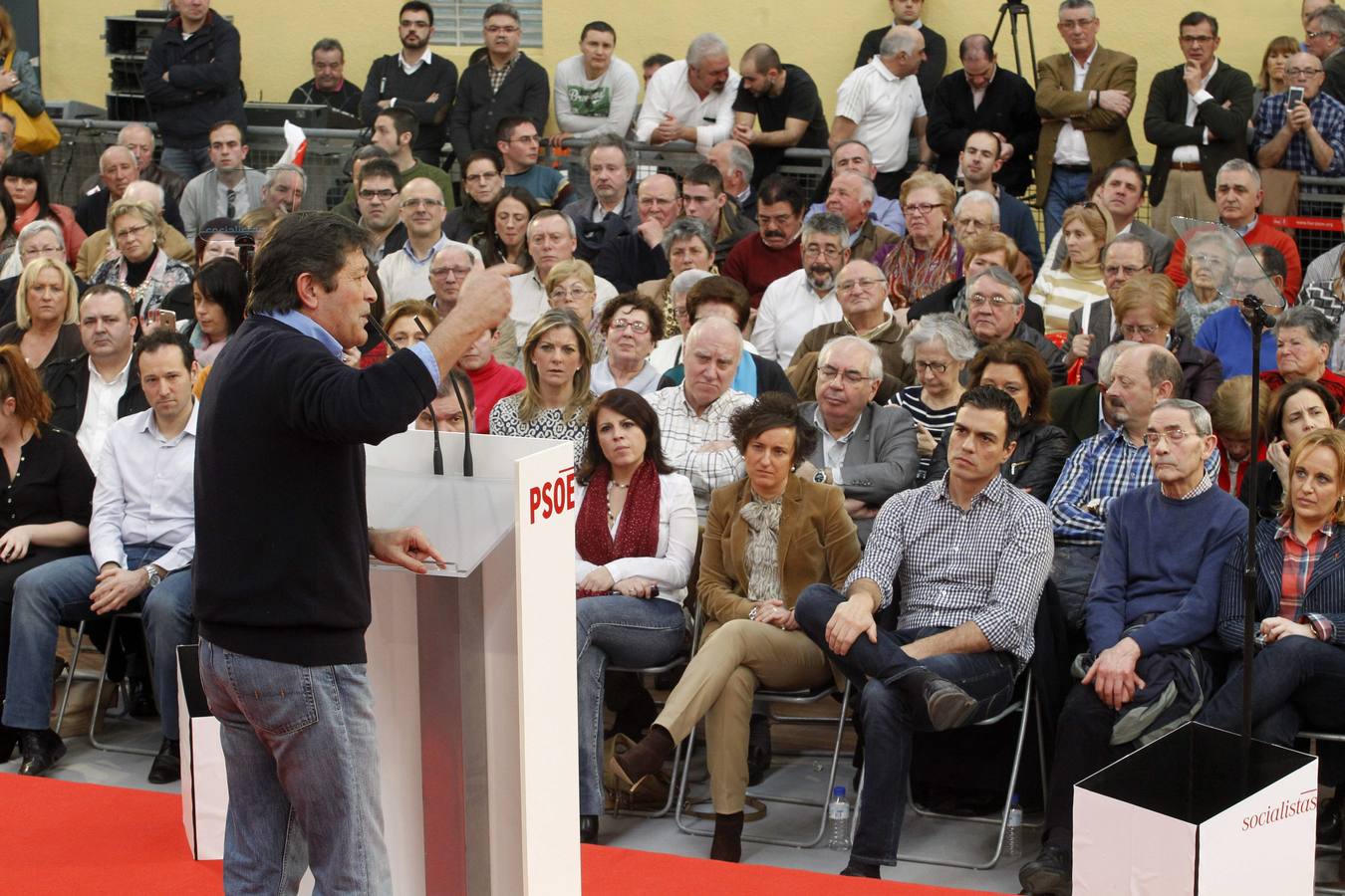 Pedro Sánchez acompaña a Javier Fernández en un multitudinario mitin en La Felguera