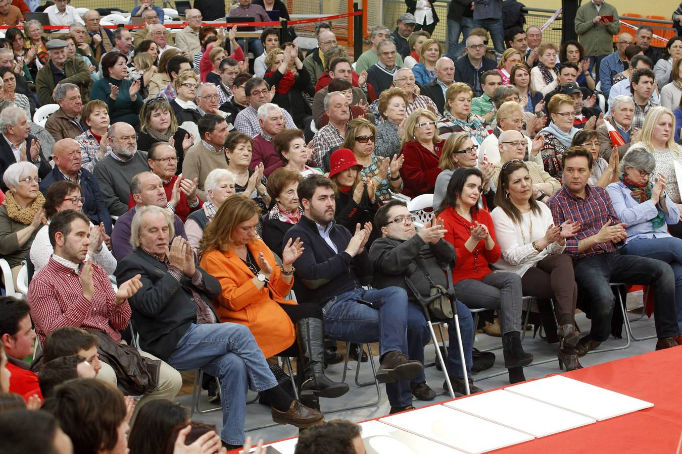 Pedro Sánchez acompaña a Javier Fernández en un multitudinario mitin en La Felguera