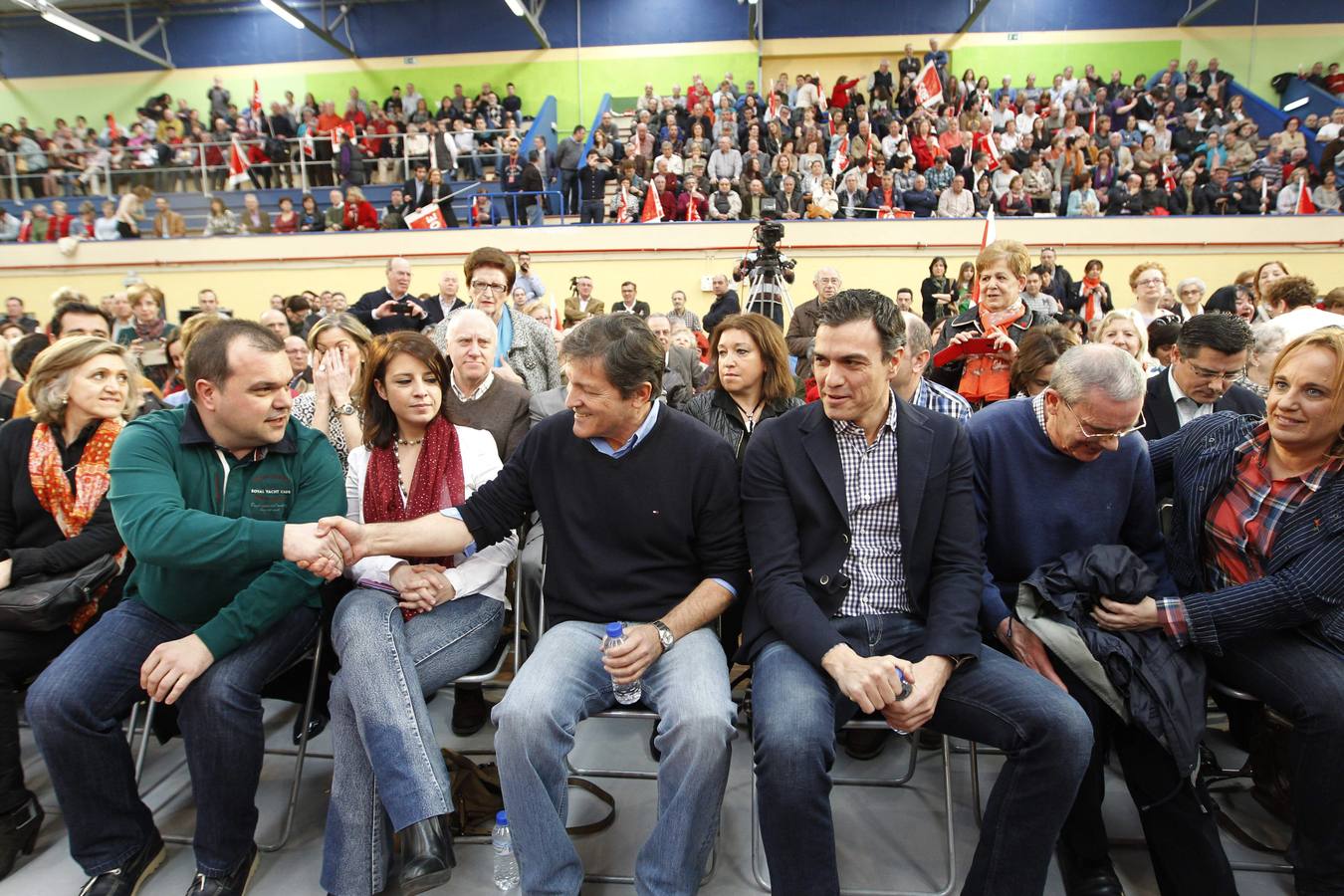 Pedro Sánchez acompaña a Javier Fernández en un multitudinario mitin en La Felguera