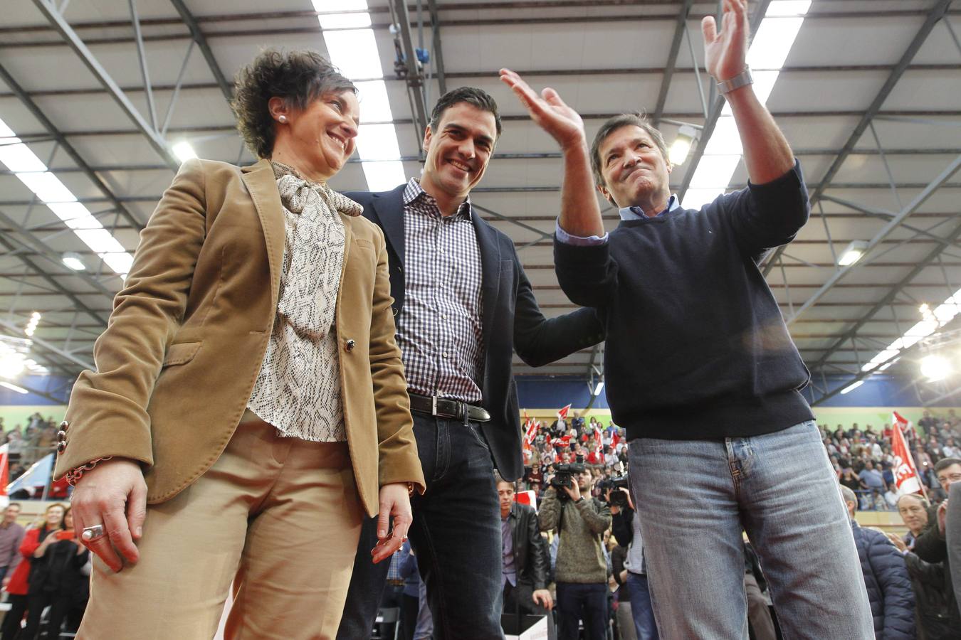 Pedro Sánchez acompaña a Javier Fernández en un multitudinario mitin en La Felguera