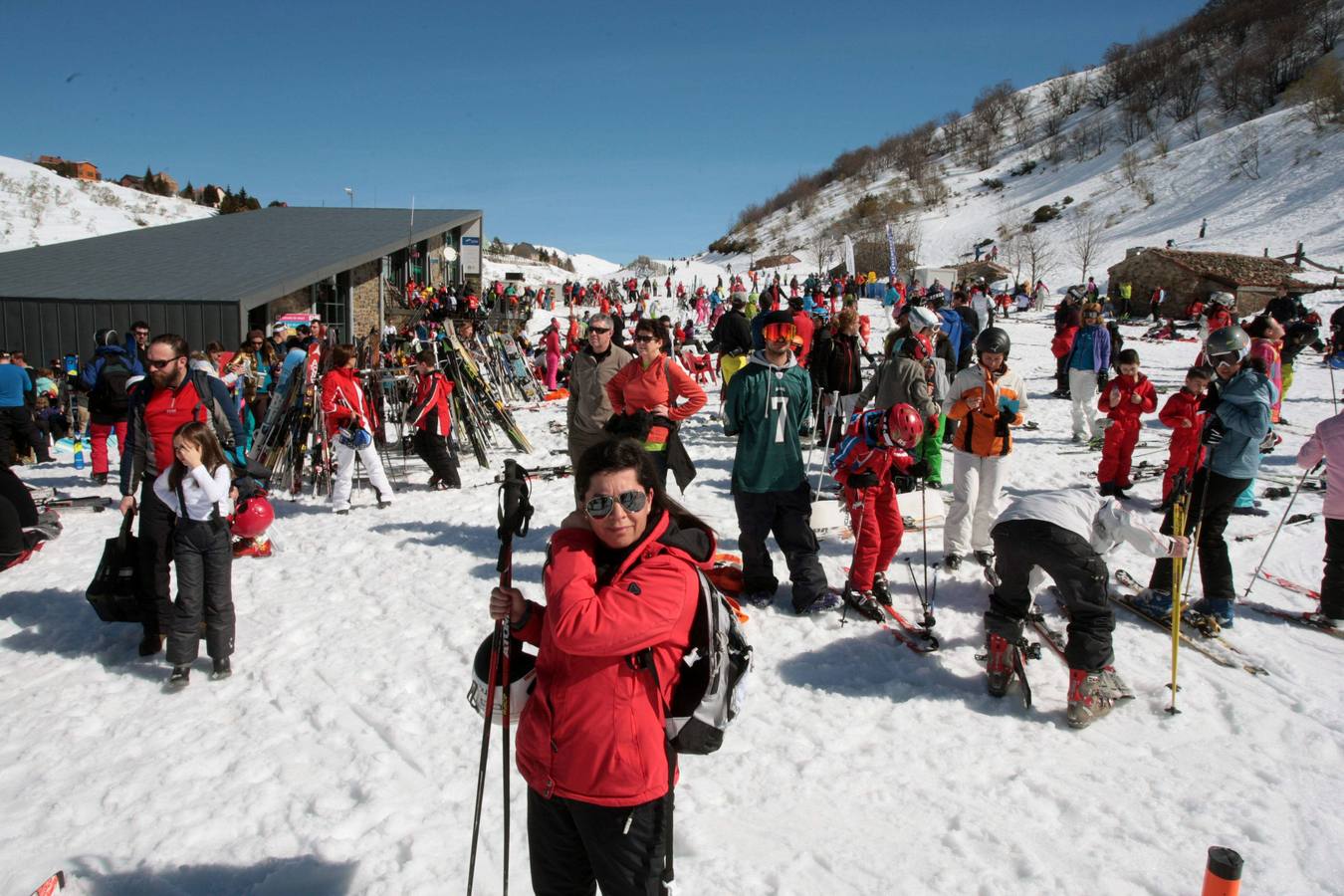 Espléndida jornada de esquí en la estación de Fuentes de Invierno