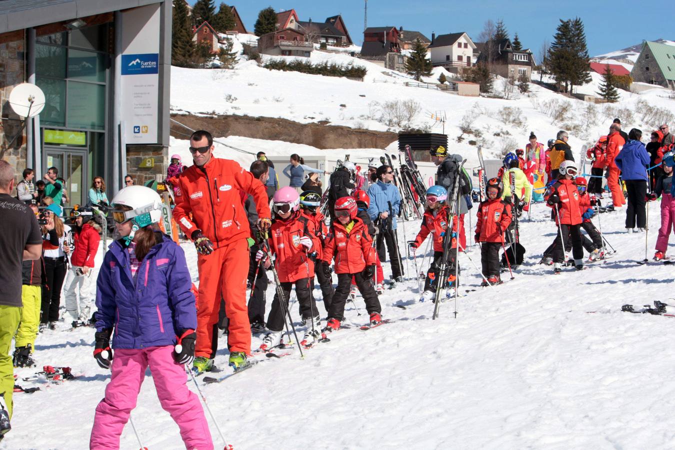 Espléndida jornada de esquí en la estación de Fuentes de Invierno