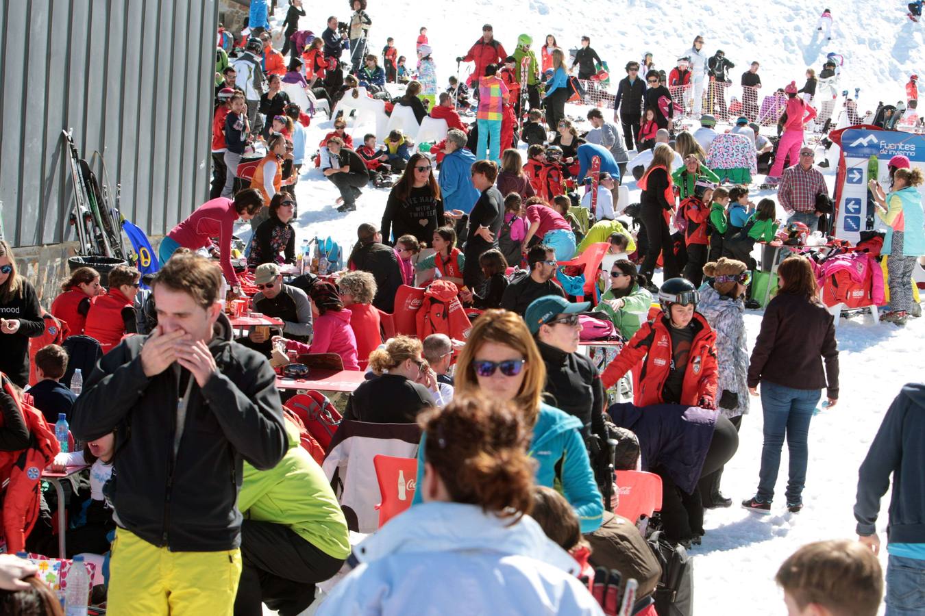 Espléndida jornada de esquí en la estación de Fuentes de Invierno