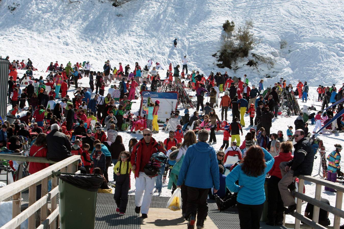 Espléndida jornada de esquí en la estación de Fuentes de Invierno