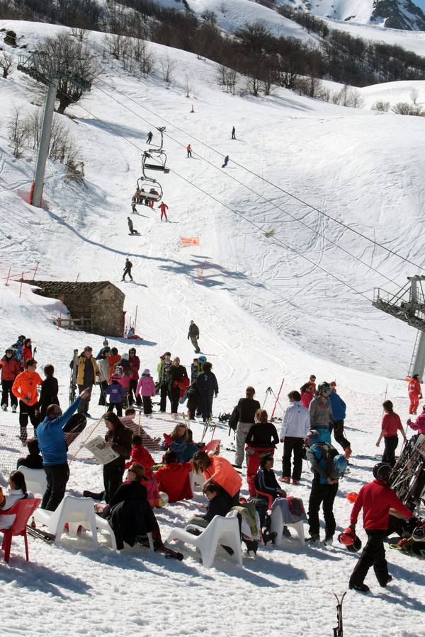 Espléndida jornada de esquí en la estación de Fuentes de Invierno