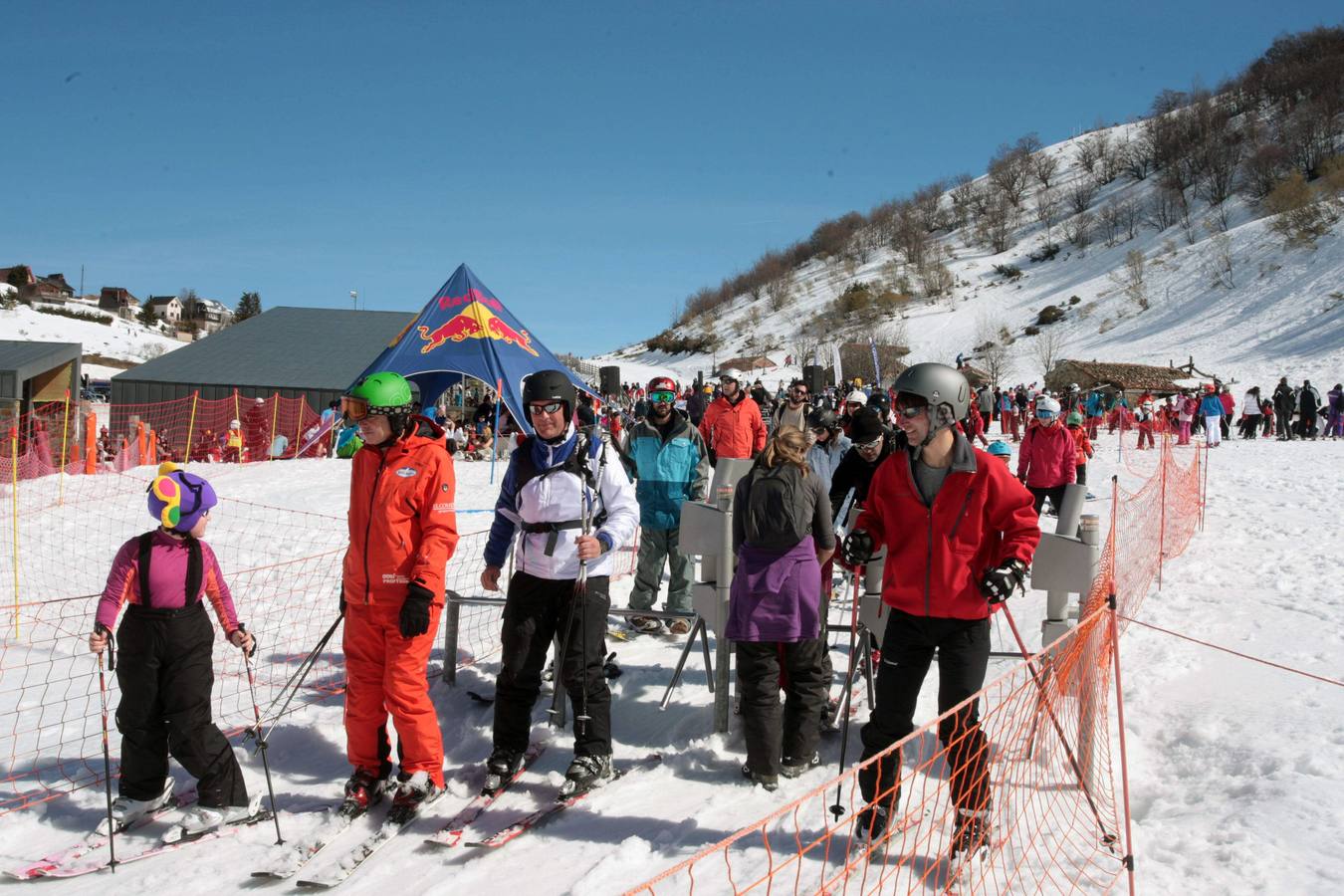 Espléndida jornada de esquí en la estación de Fuentes de Invierno