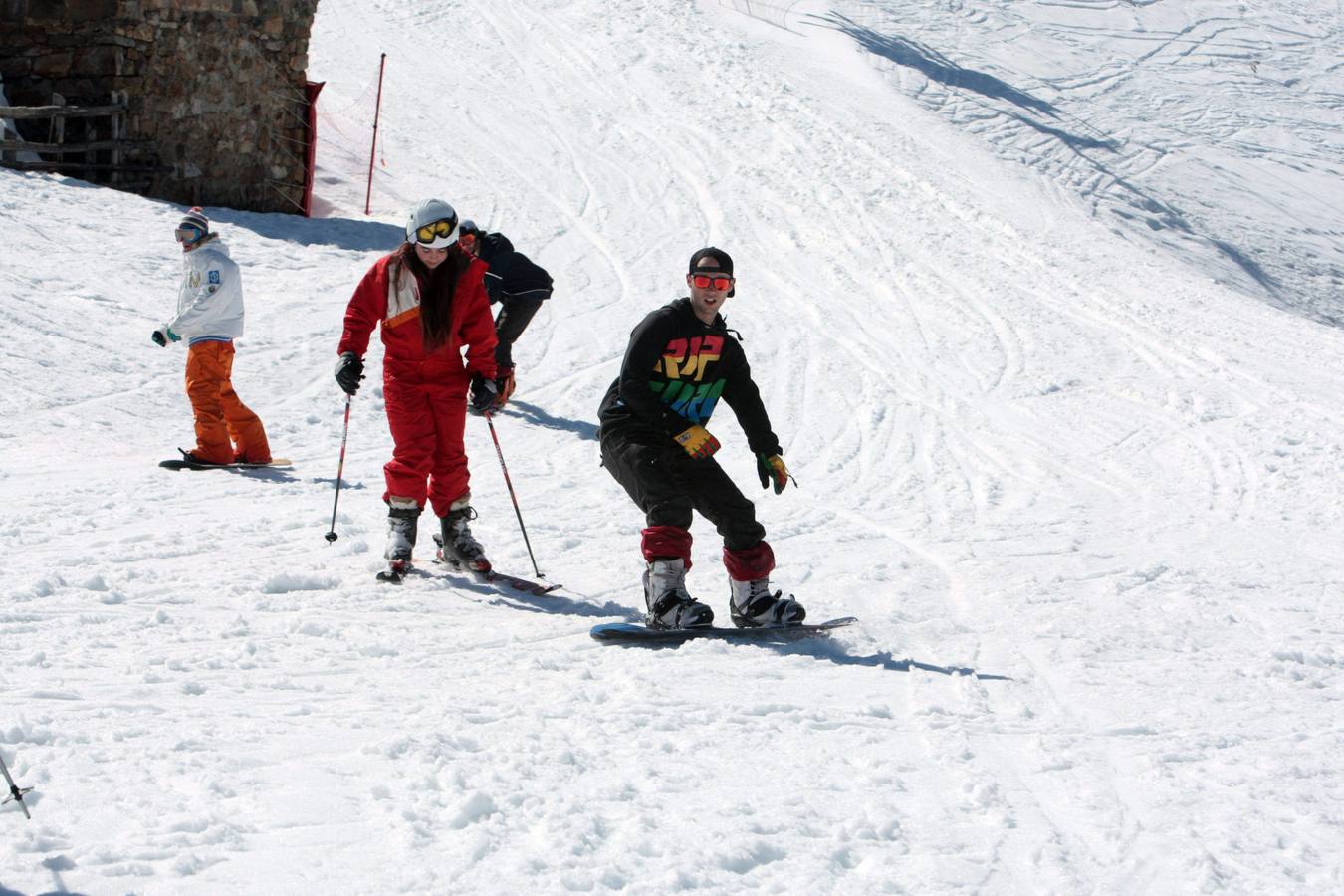 Espléndida jornada de esquí en la estación de Fuentes de Invierno