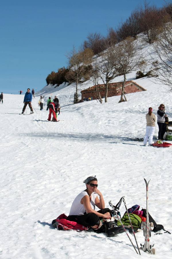 Espléndida jornada de esquí en la estación de Fuentes de Invierno