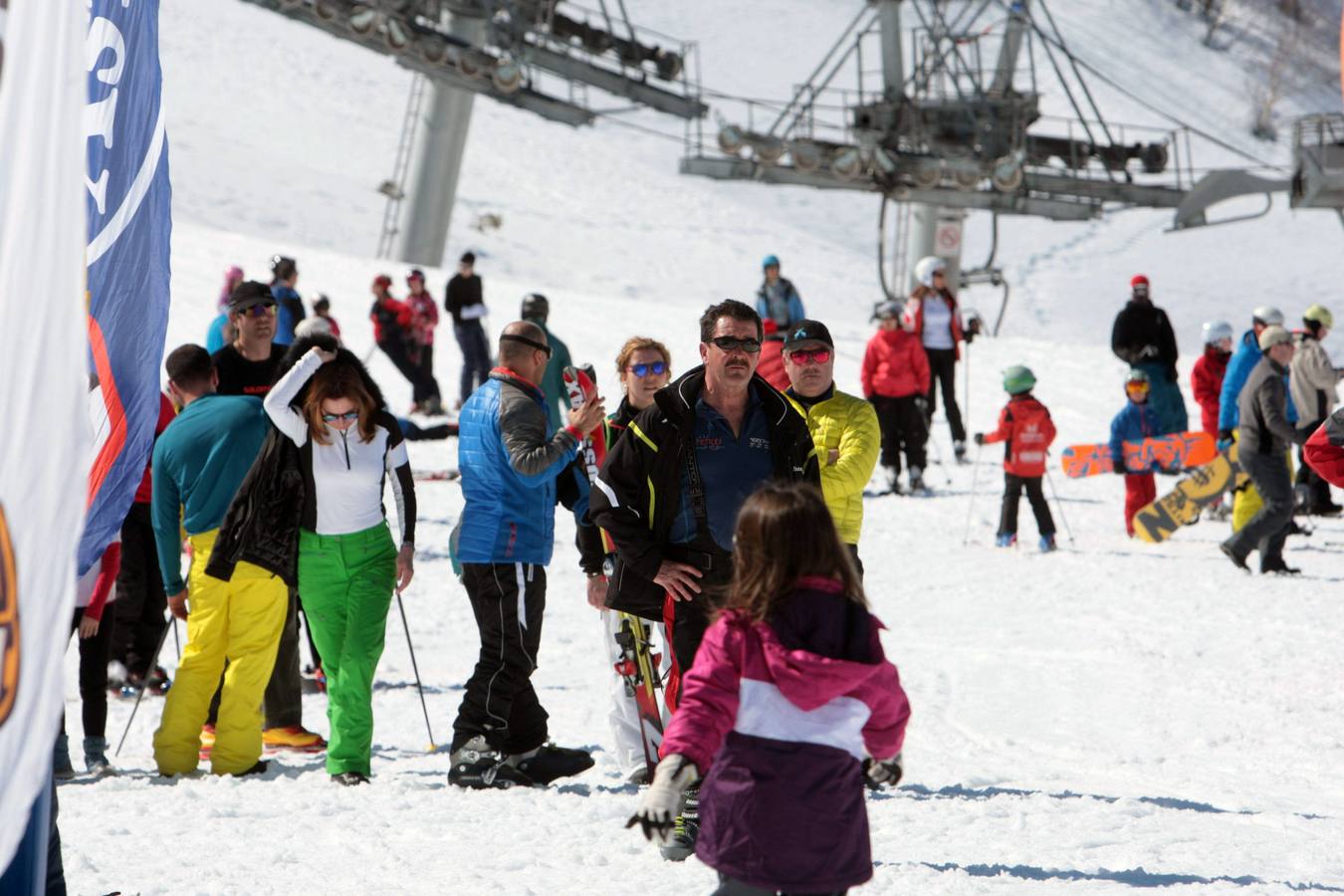 Espléndida jornada de esquí en la estación de Fuentes de Invierno