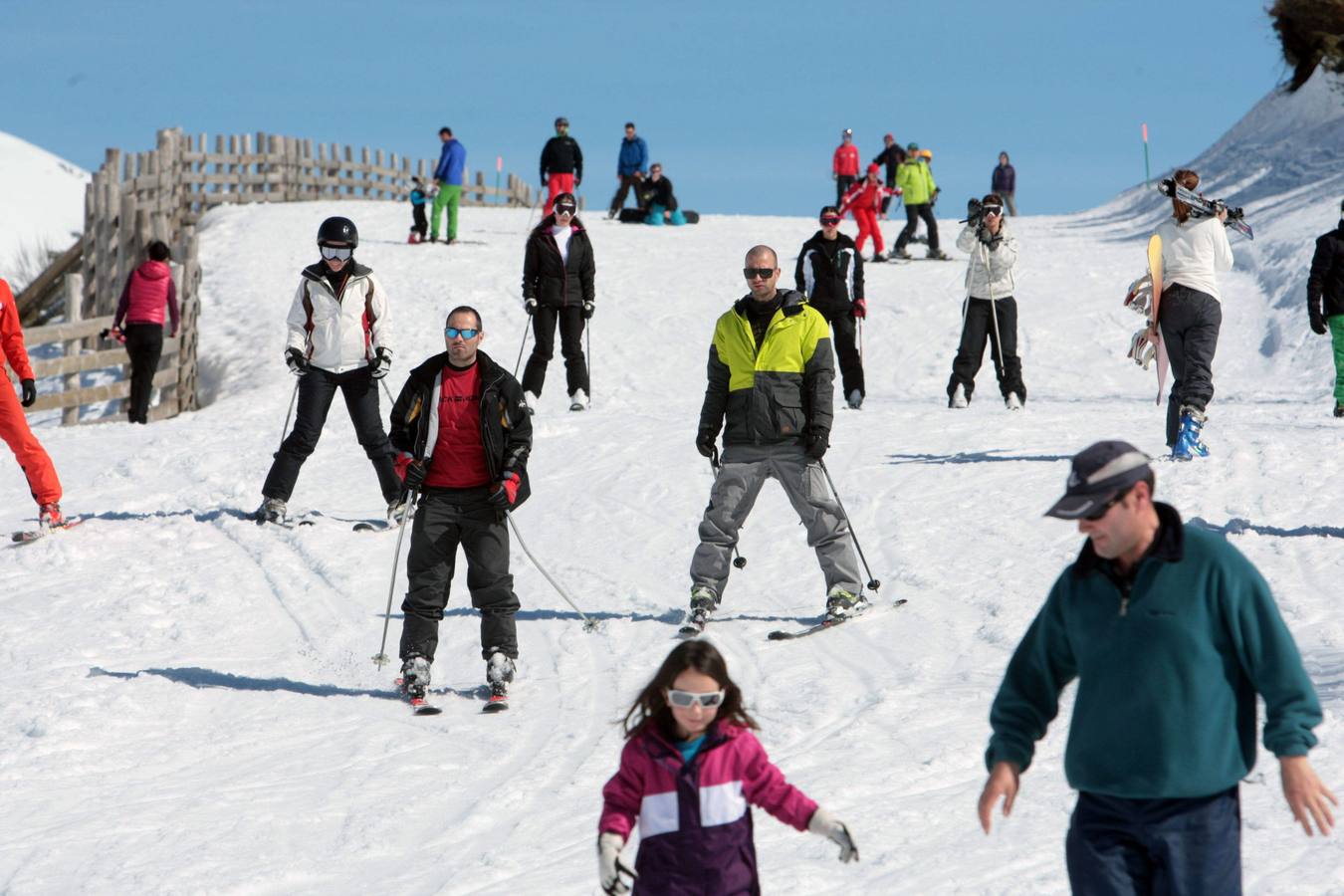 Espléndida jornada de esquí en la estación de Fuentes de Invierno